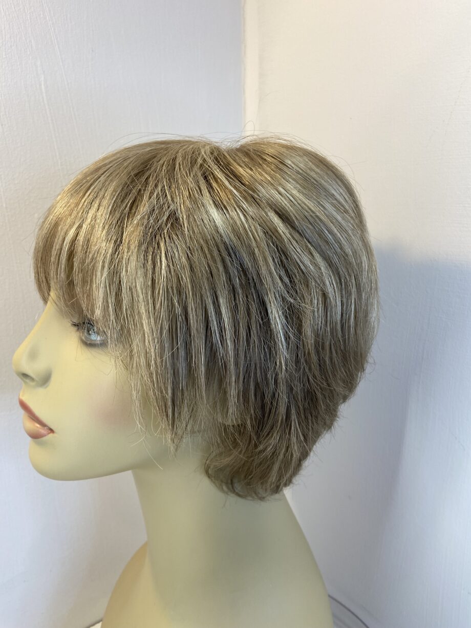 Soft blonde sentoo wig. Bblss796