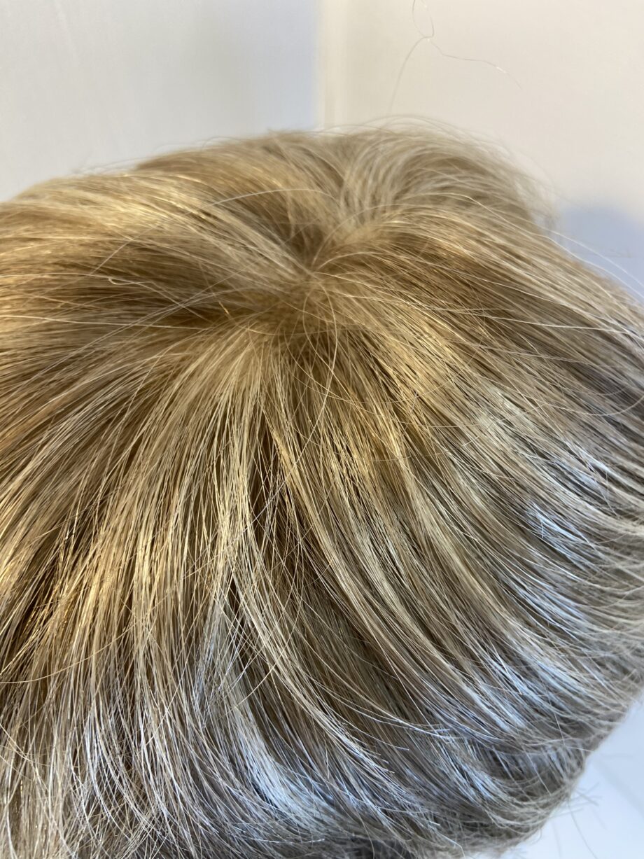 Soft blonde sentoo wig. Bblss796