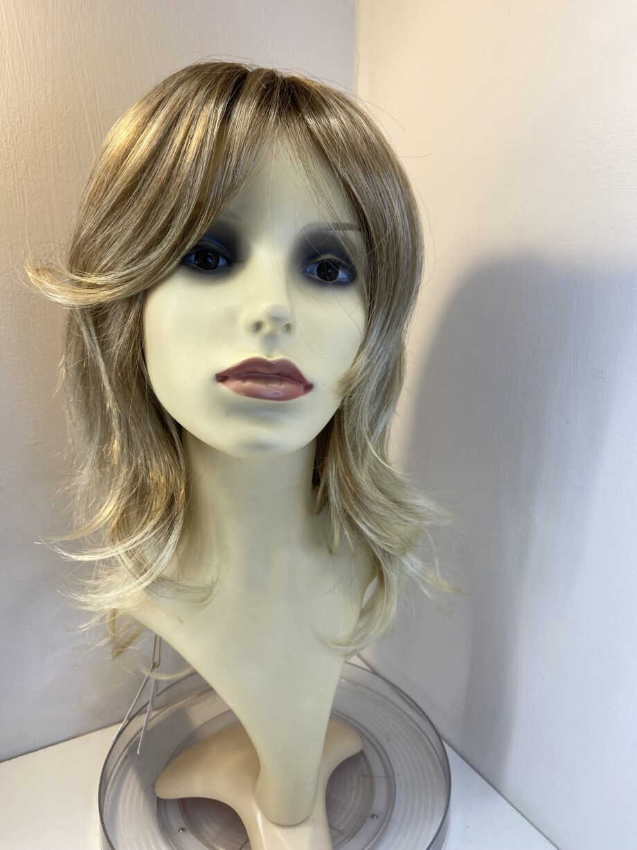 New stunning blonde long wig. Bllw304