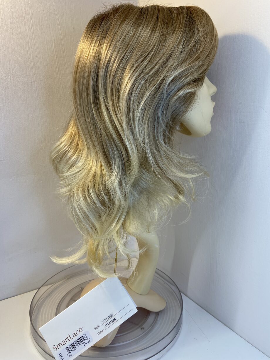 New stunning blonde long wig. Bllw304