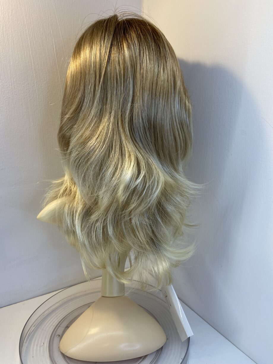 New stunning blonde long wig. Bllw304
