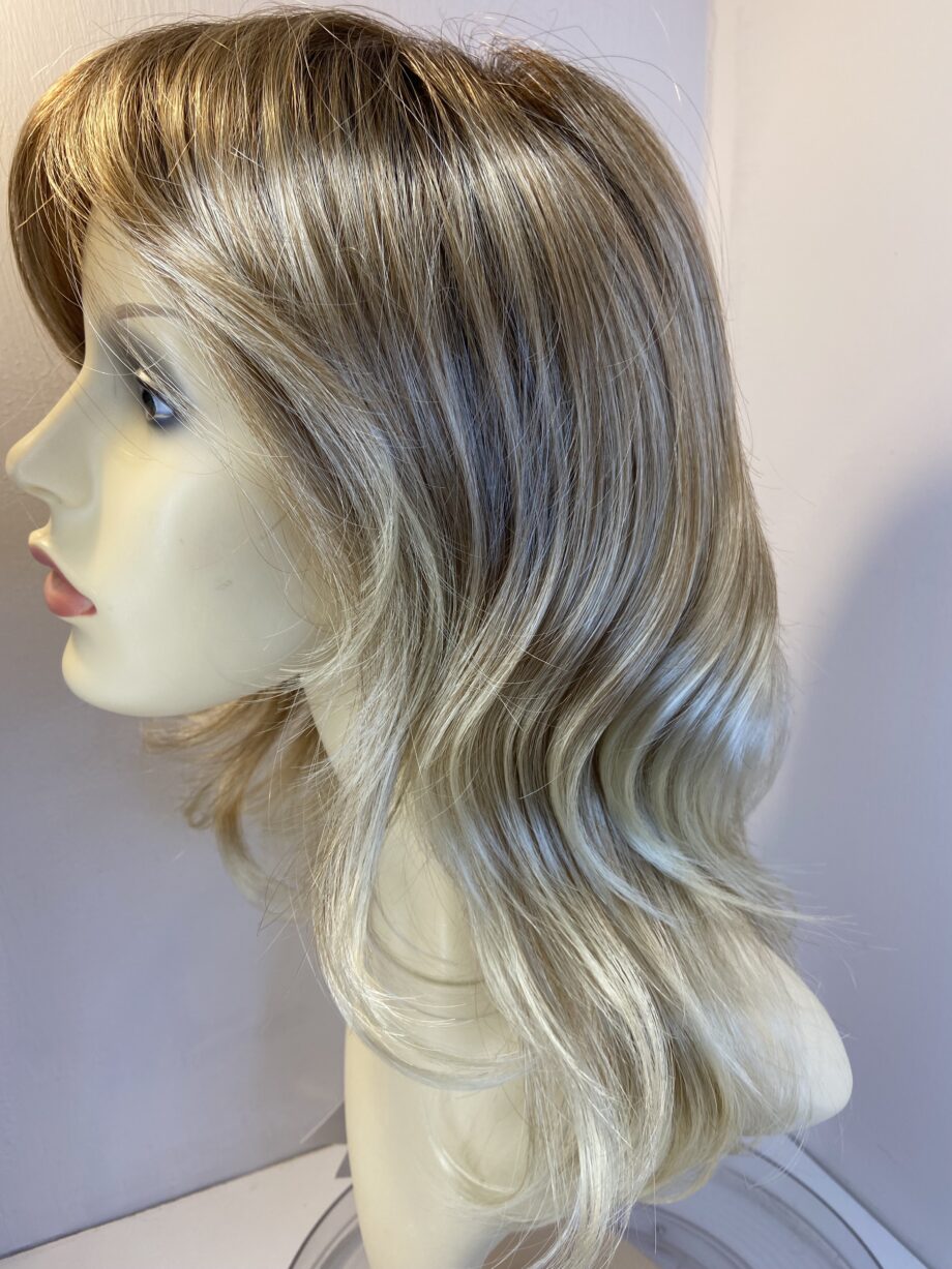New stunning blonde long wig. Bllw304