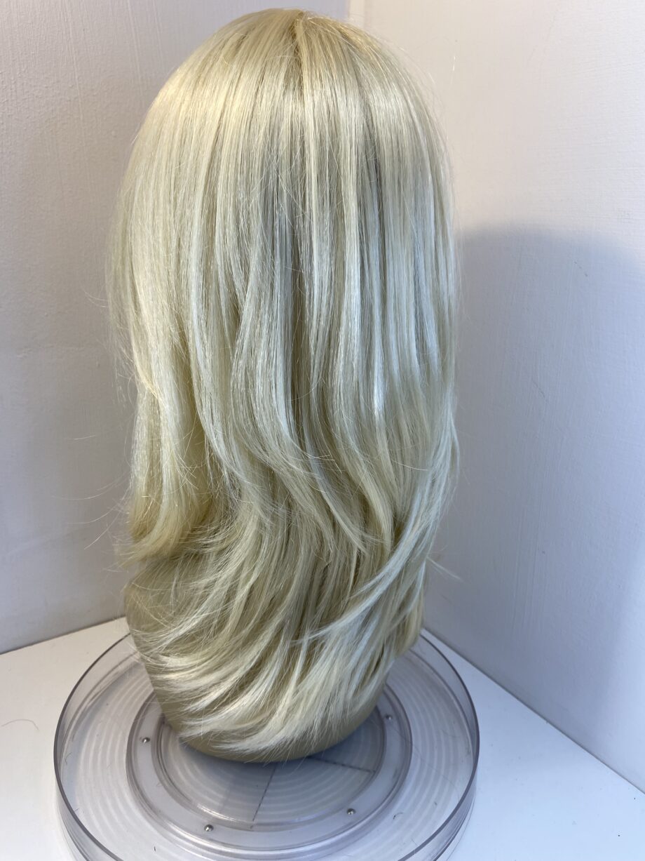 Long light blonde wig. Blls308