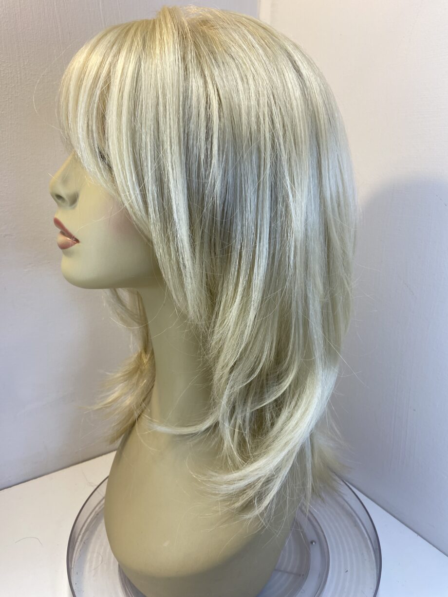 Long light blonde wig. Blls308