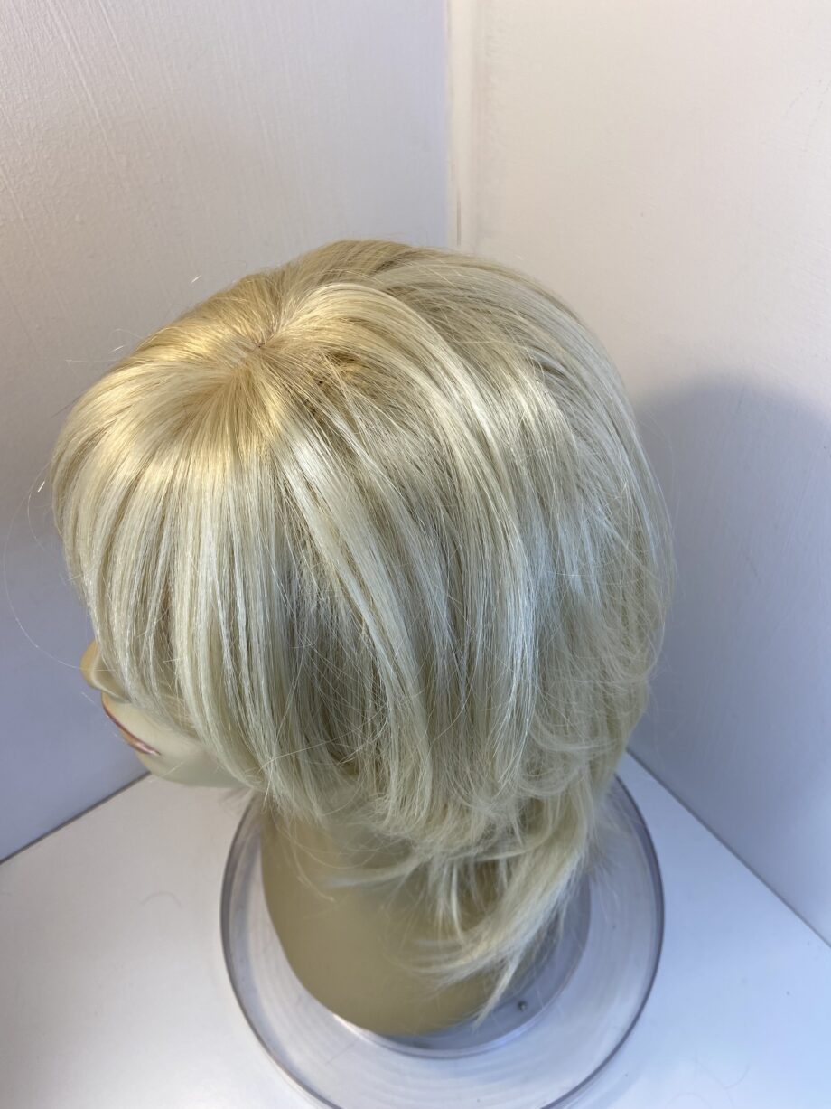 Long light blonde wig. Blls308