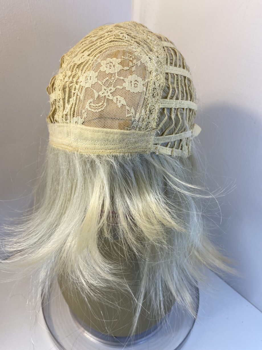 Long light blonde wig. Blls308