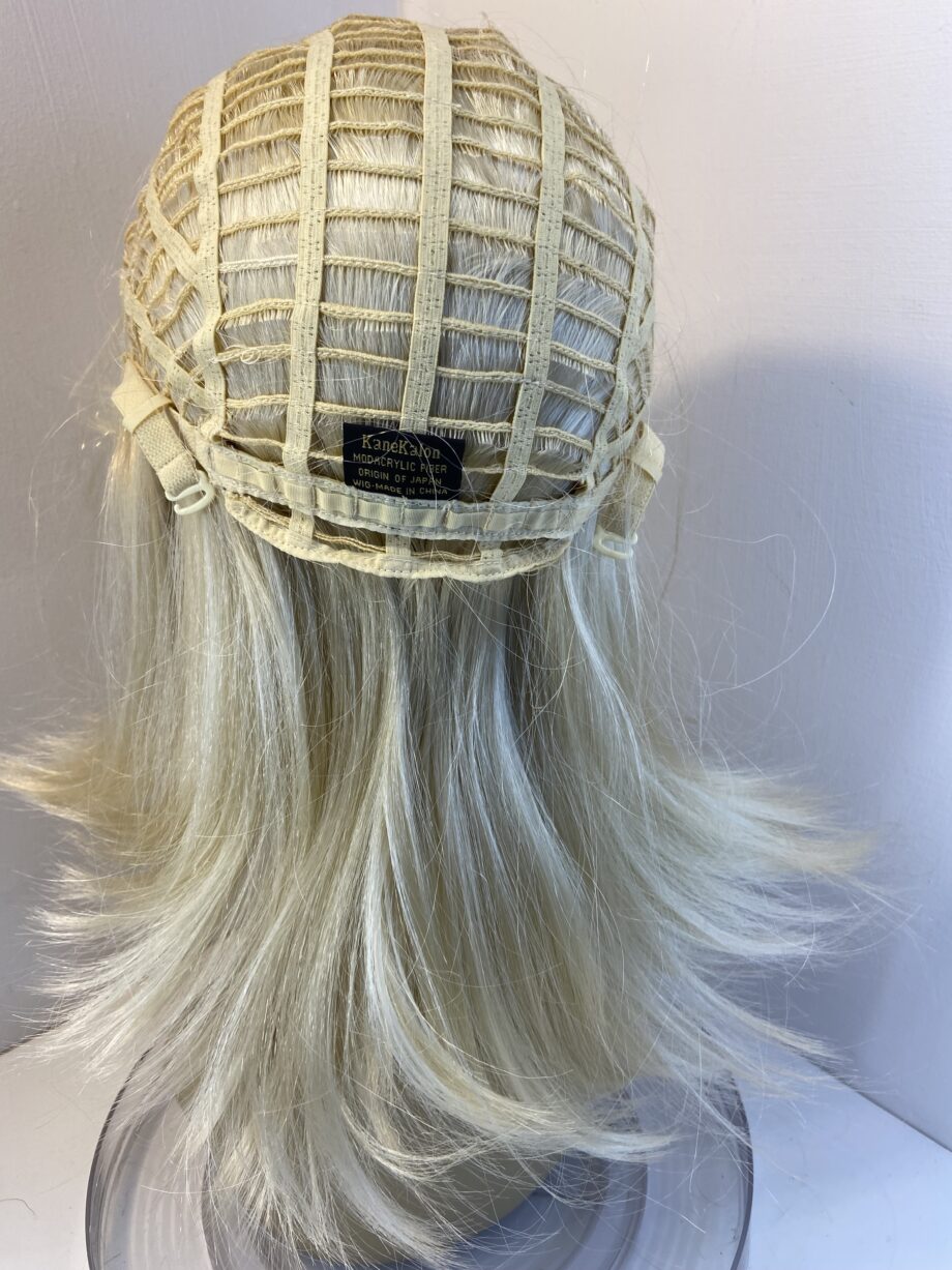 Long light blonde wig. Blls308