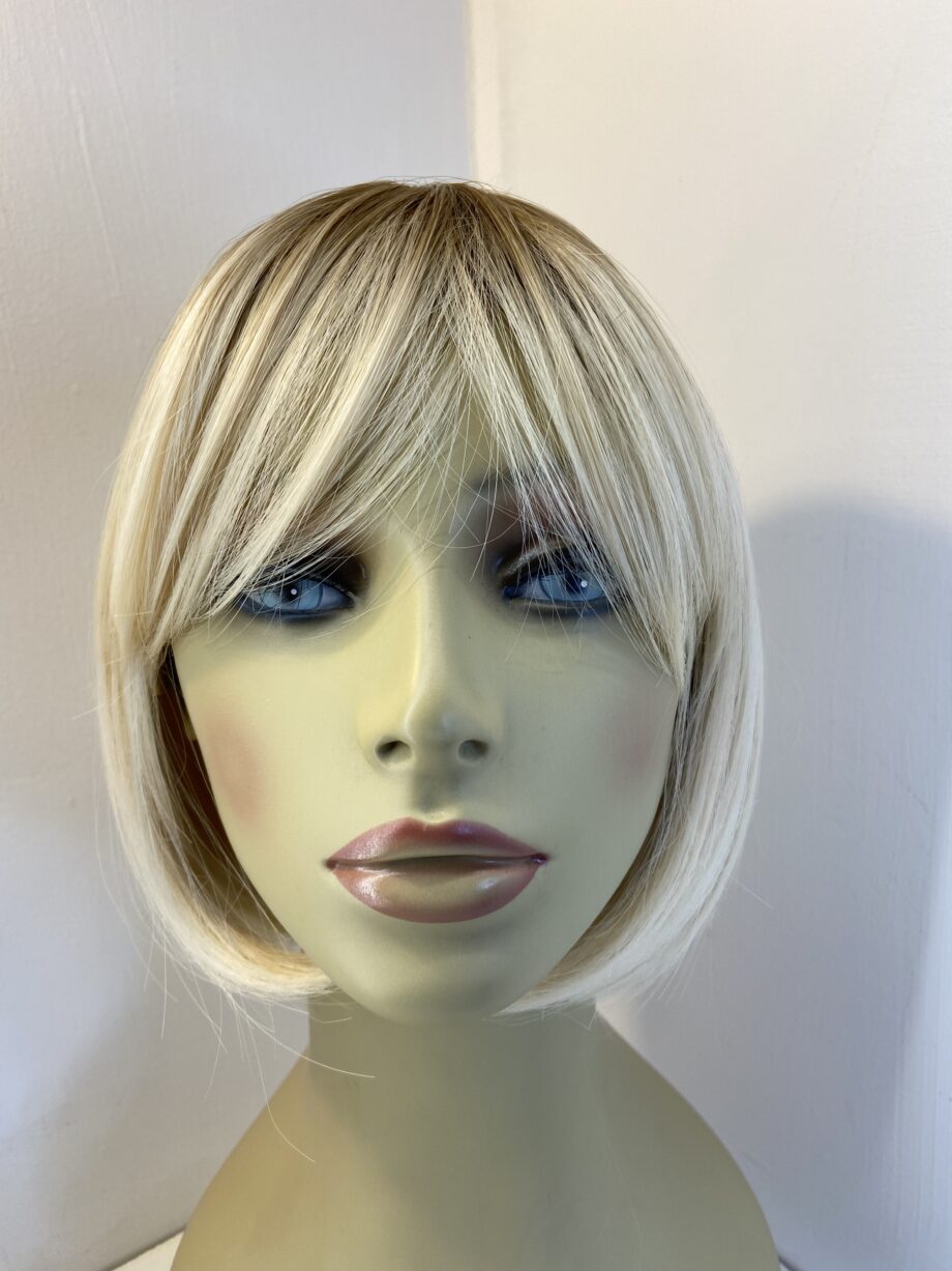 Stunning blonde rooted wig. Blms309