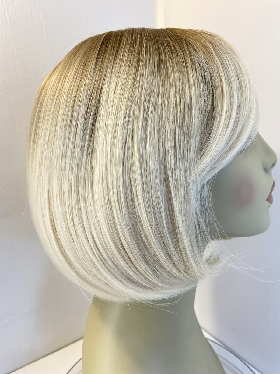 Stunning blonde rooted wig. Blms309