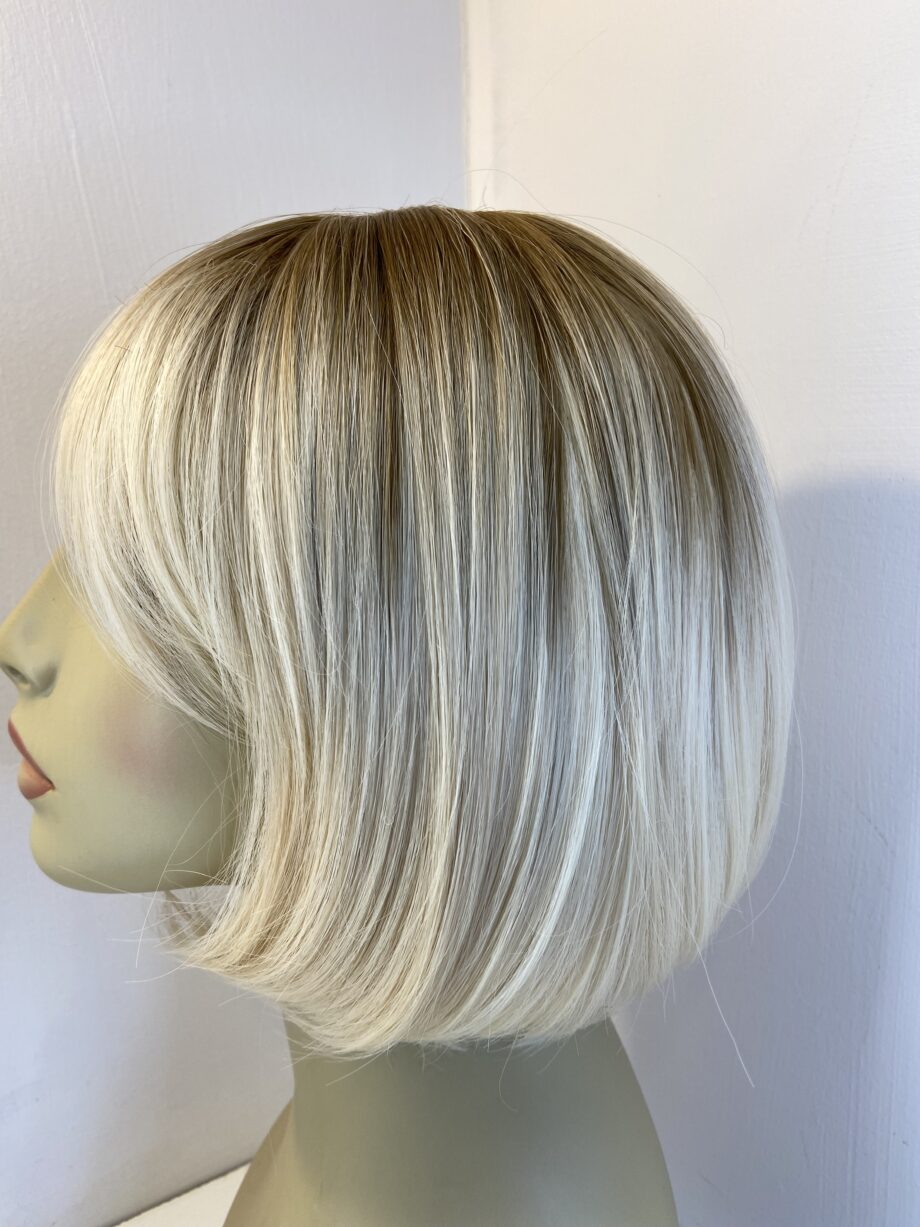 Stunning blonde rooted wig. Blms309