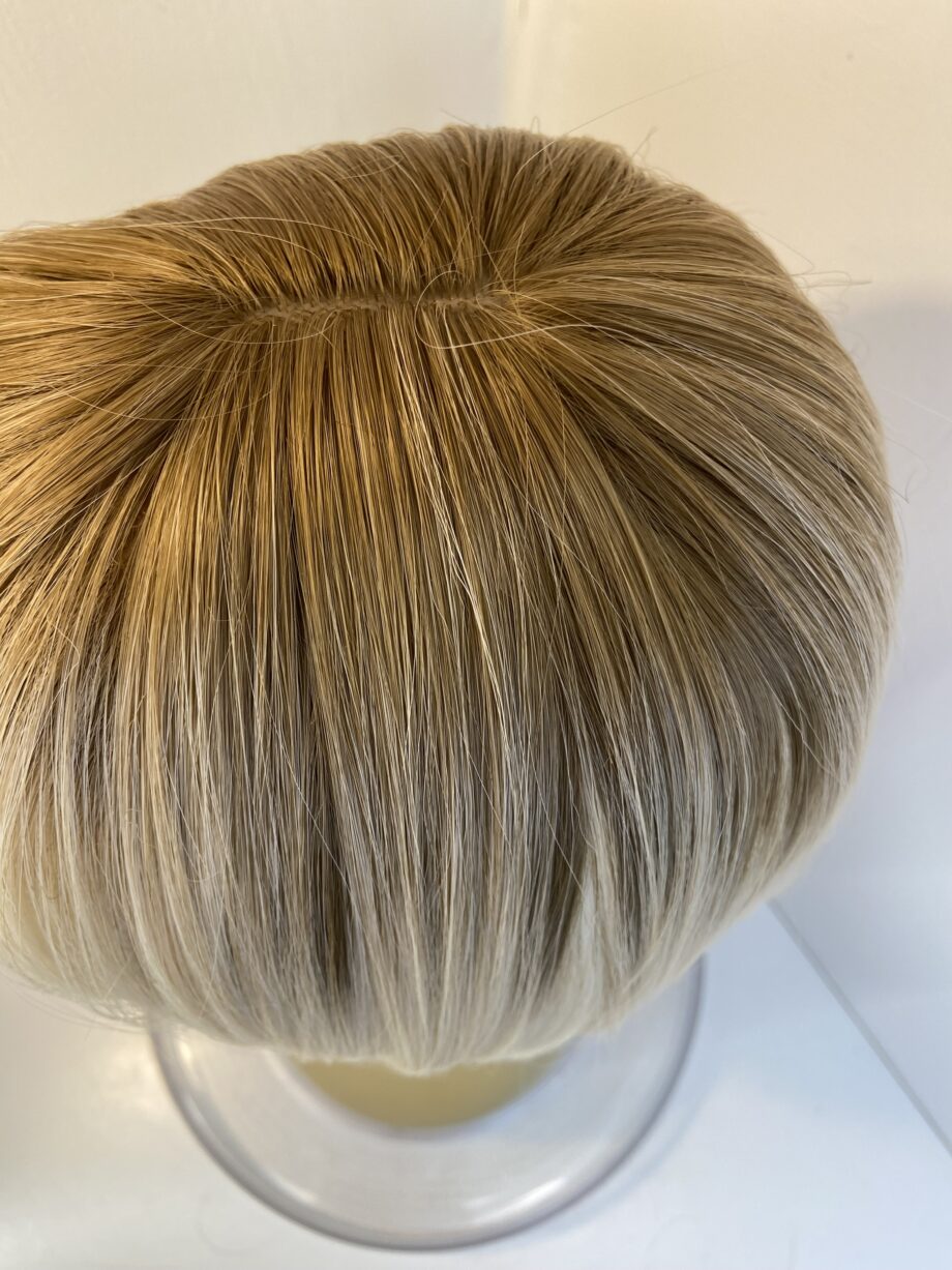 Stunning blonde rooted wig. Blms309