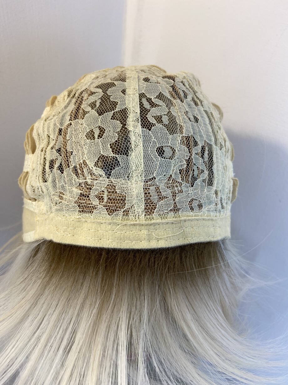 Stunning blonde rooted wig. Blms309