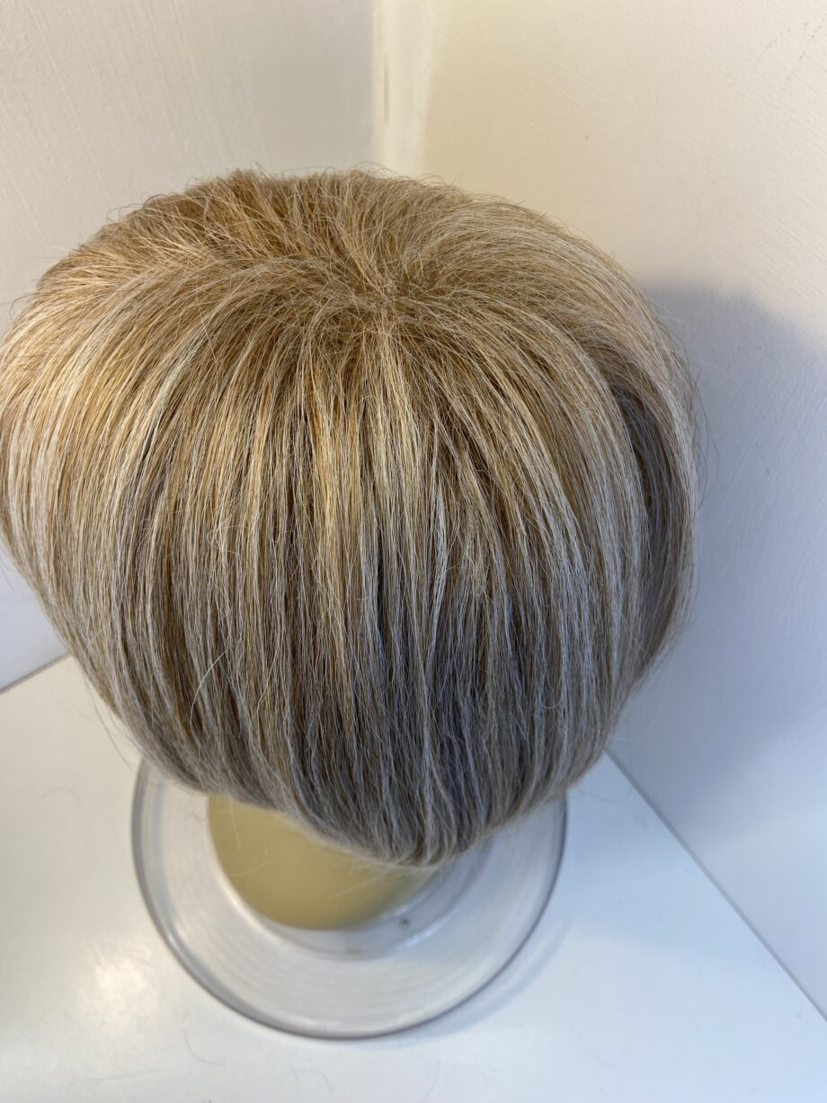 Ash blonde mid length wig. Ablls311