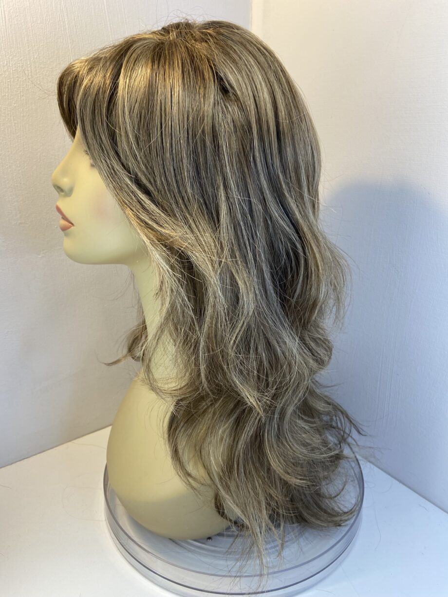 Extra long stunning wavy light brown wig. Bllw313