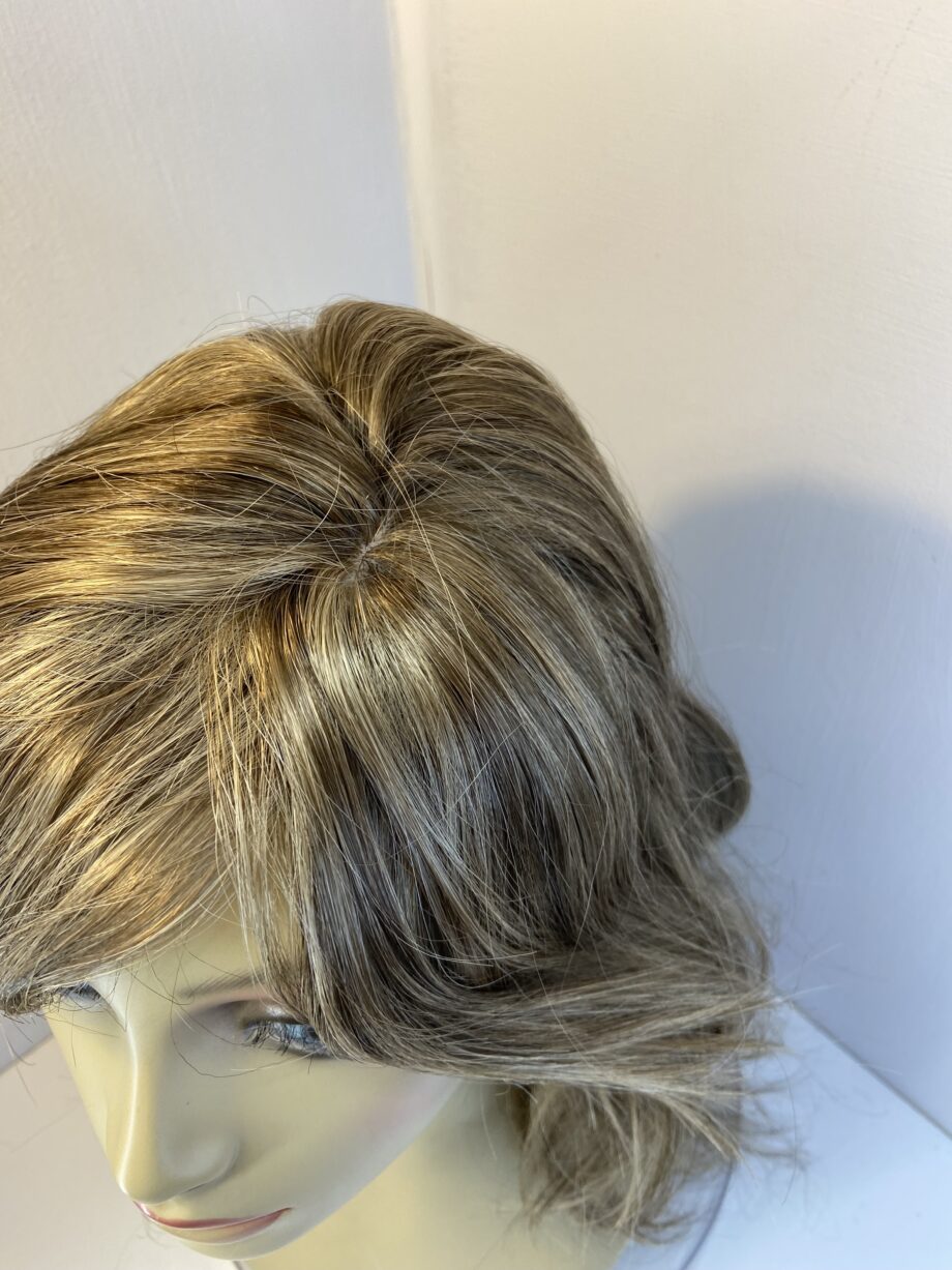 Extra long stunning wavy light brown wig. Bllw313
