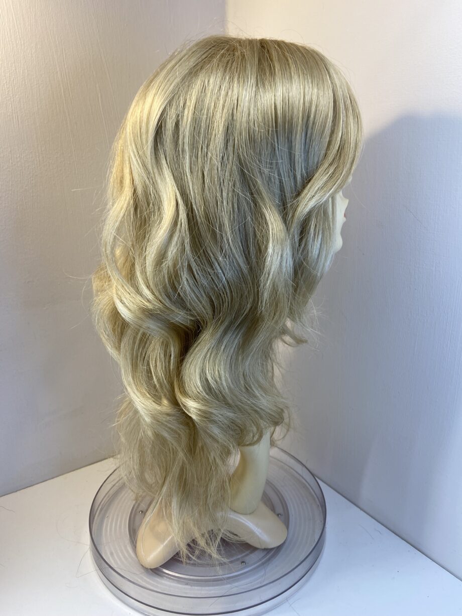 Extra long blonde wavy wig. Bllw315