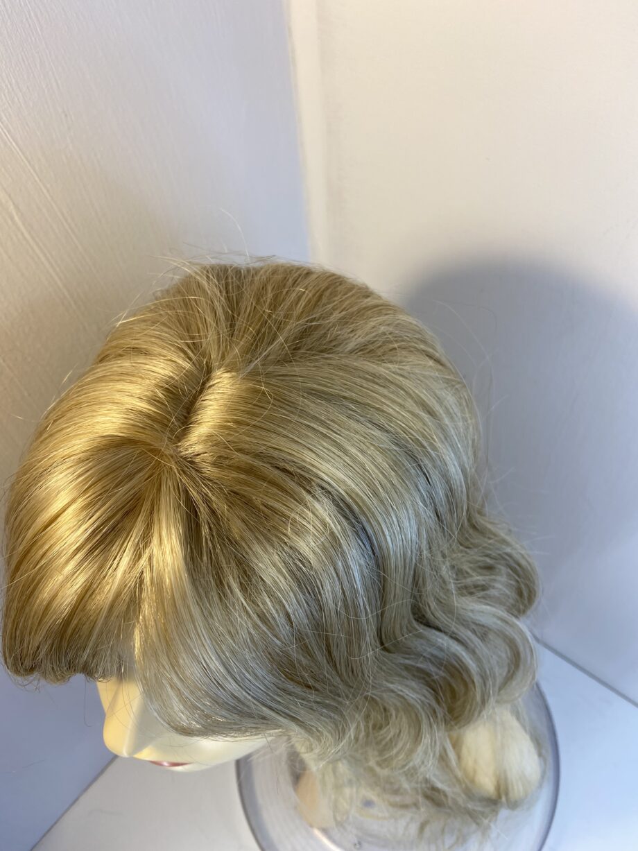 Extra long blonde wavy wig. Bllw315