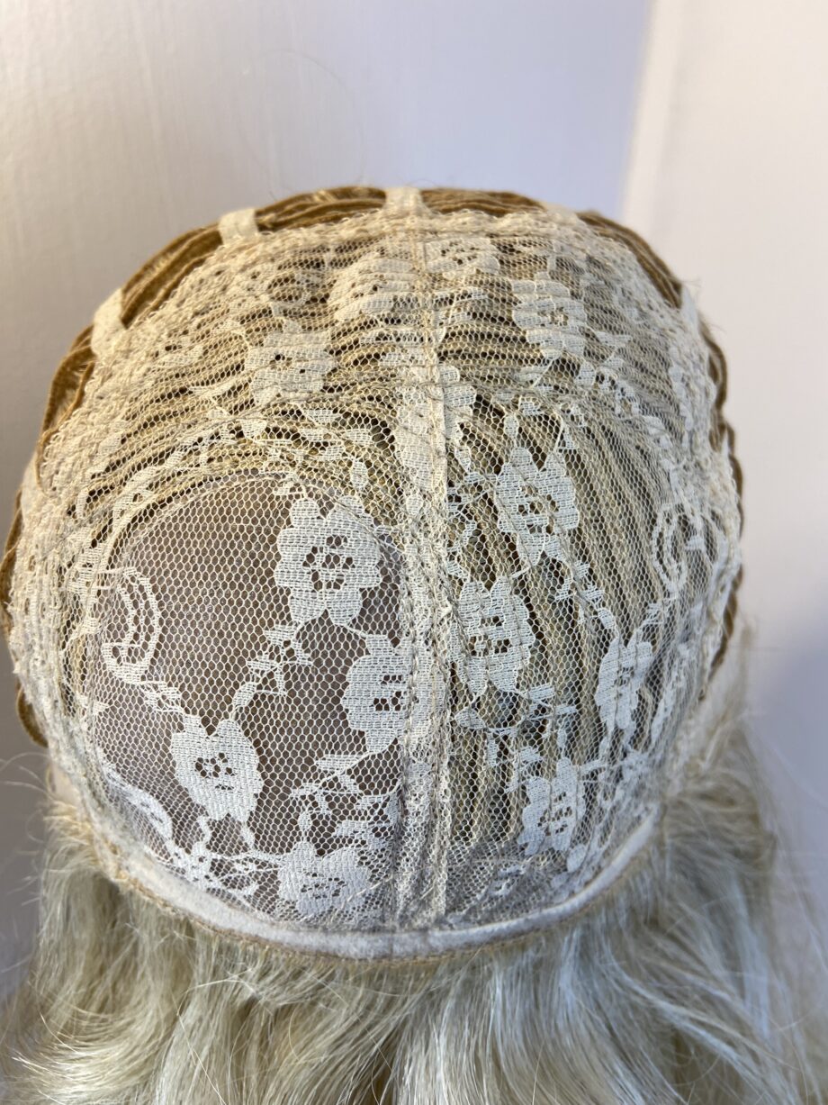 Extra long blonde wavy wig. Bllw315