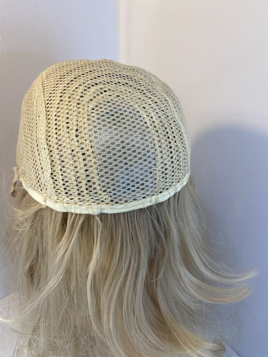 Long blonde wig. Bllw510