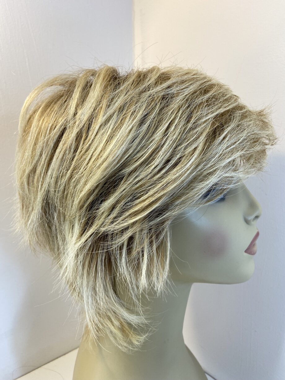 Short blonde rooted wig. Blss511