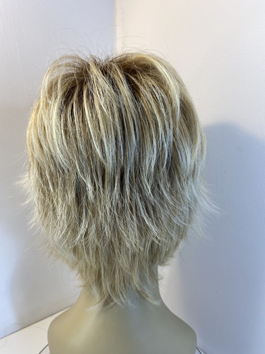Short blonde rooted wig. Blss511
