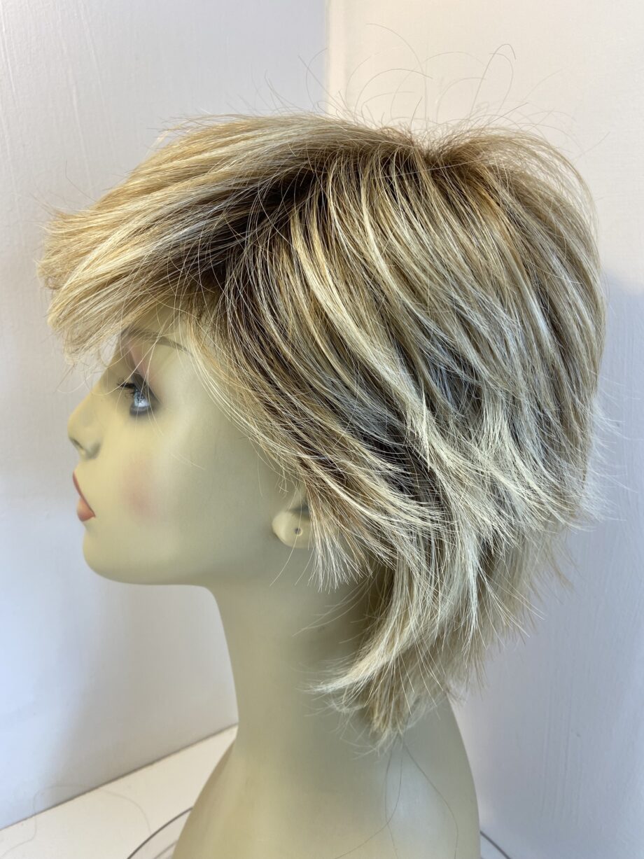 Short blonde rooted wig. Blss511