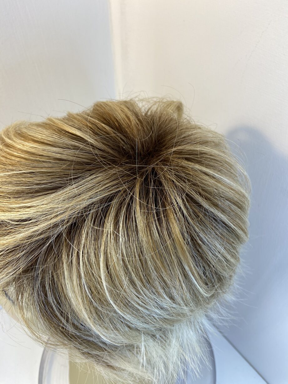 Short blonde rooted wig. Blss511