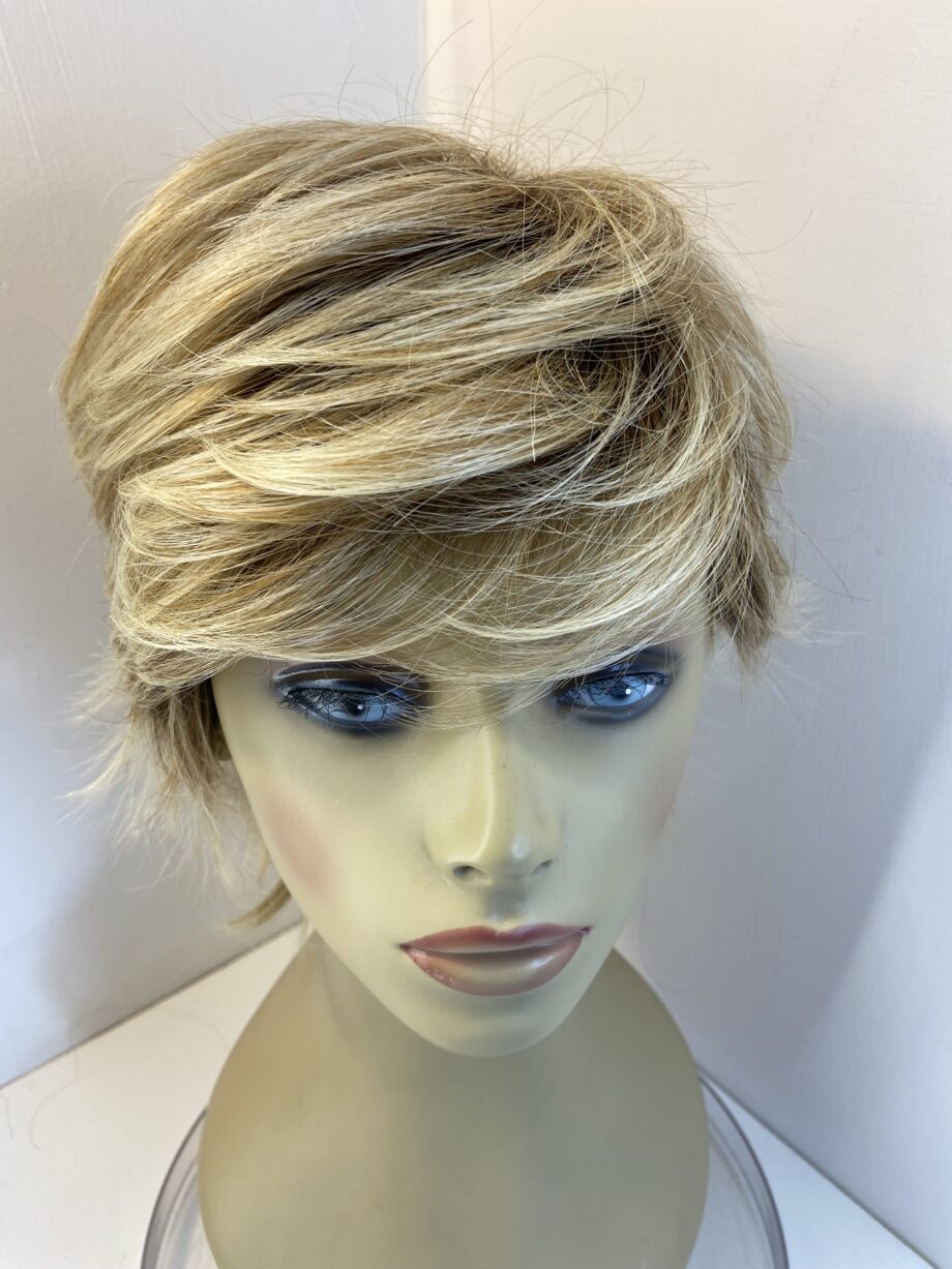 Short blonde rooted wig. Blss511