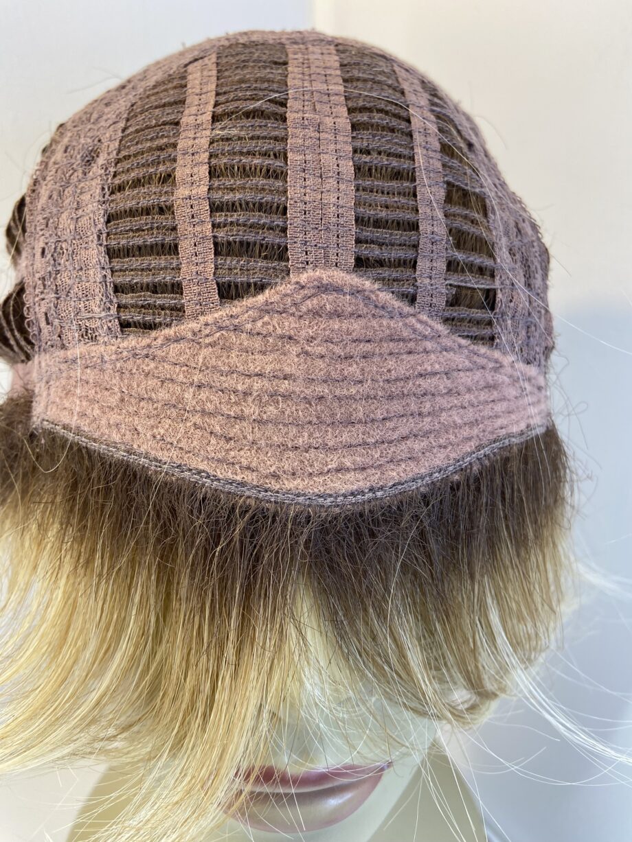 Short blonde rooted wig. Blss511