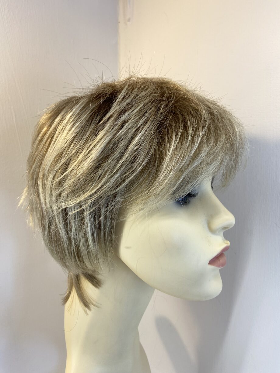 Blonde Dimples wig. Blss513
