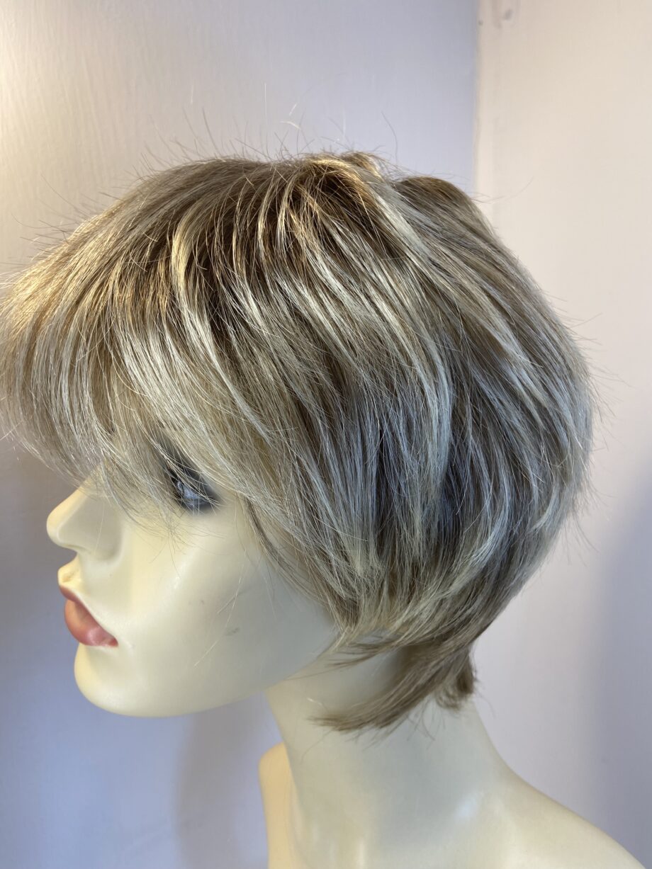 Blonde Dimples wig. Blss513