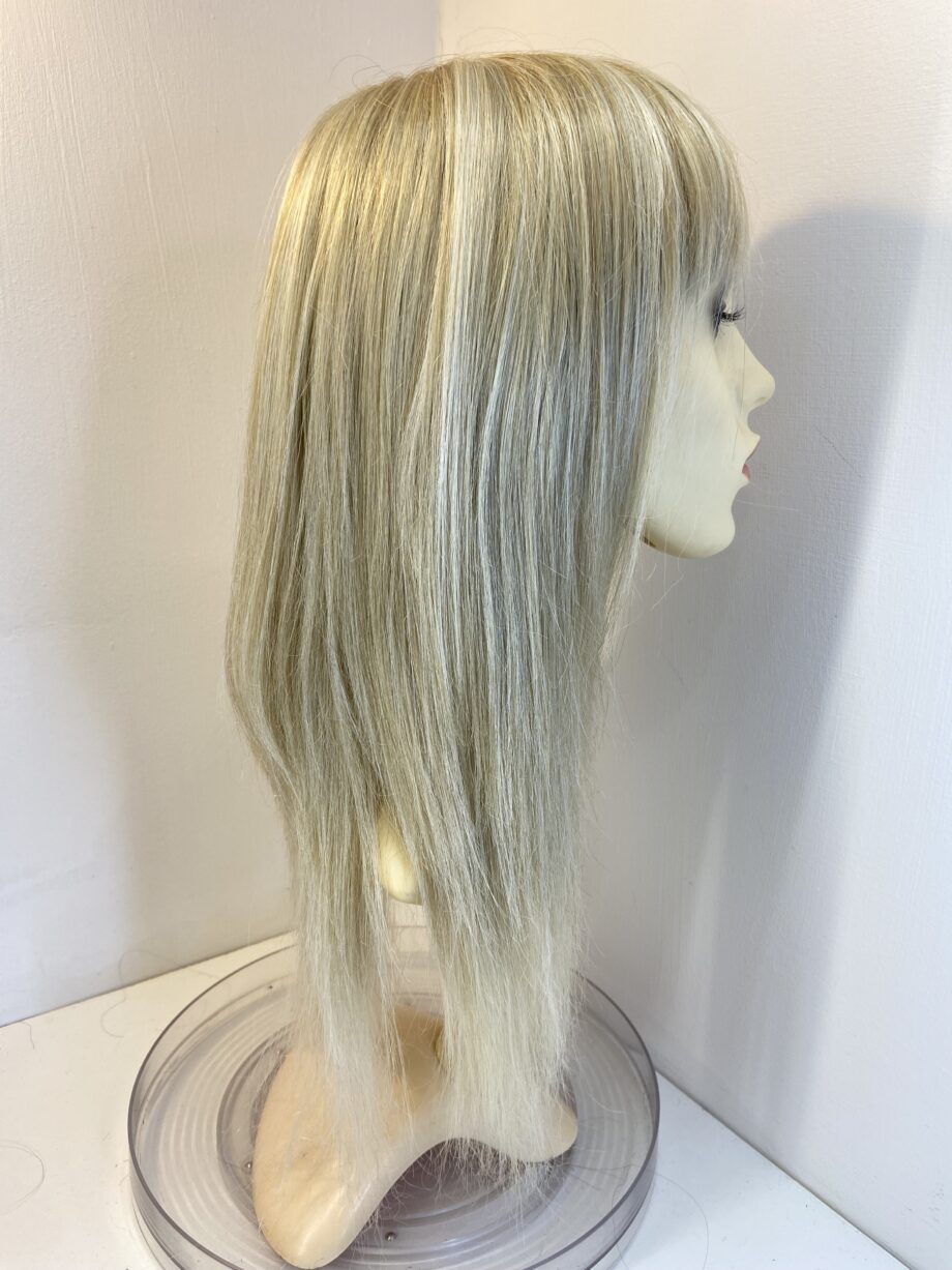 Very long blonde wig. Blls517
