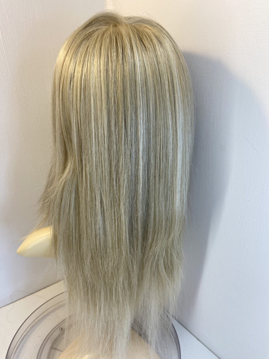 Very long blonde wig. Blls517