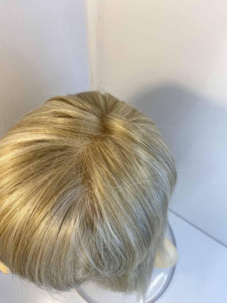 Very long blonde wig. Blls517