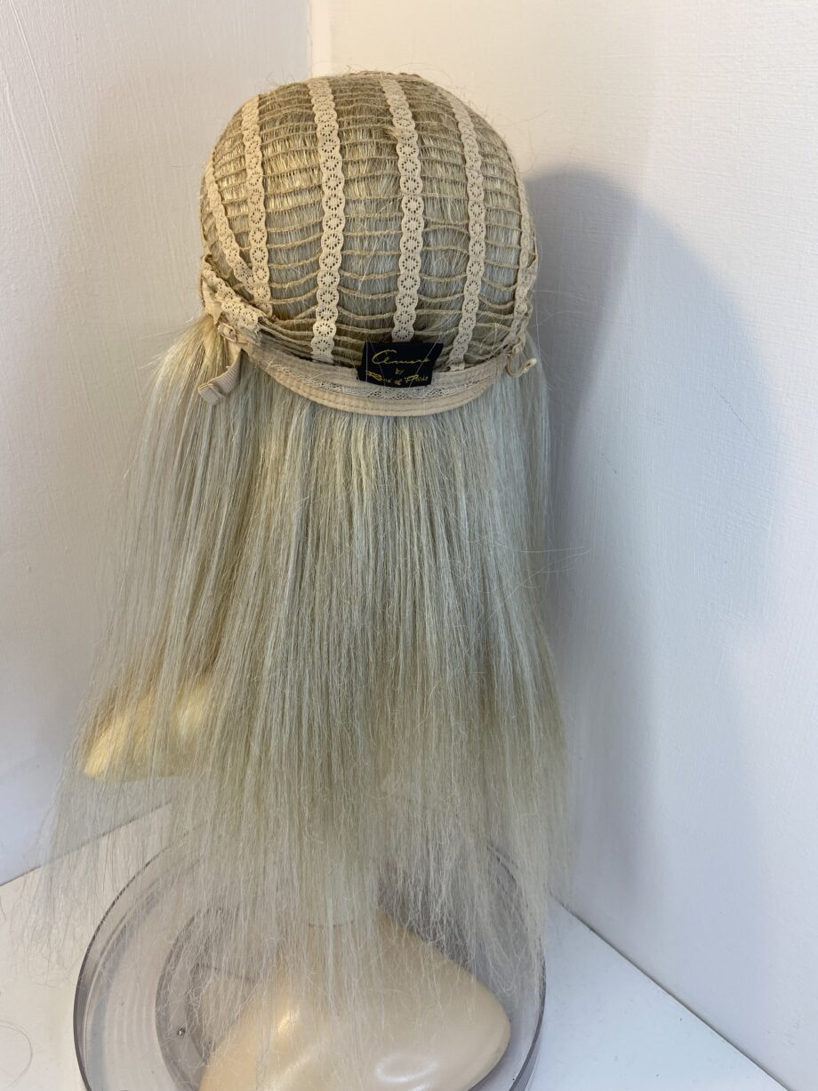 Very long blonde wig. Blls517
