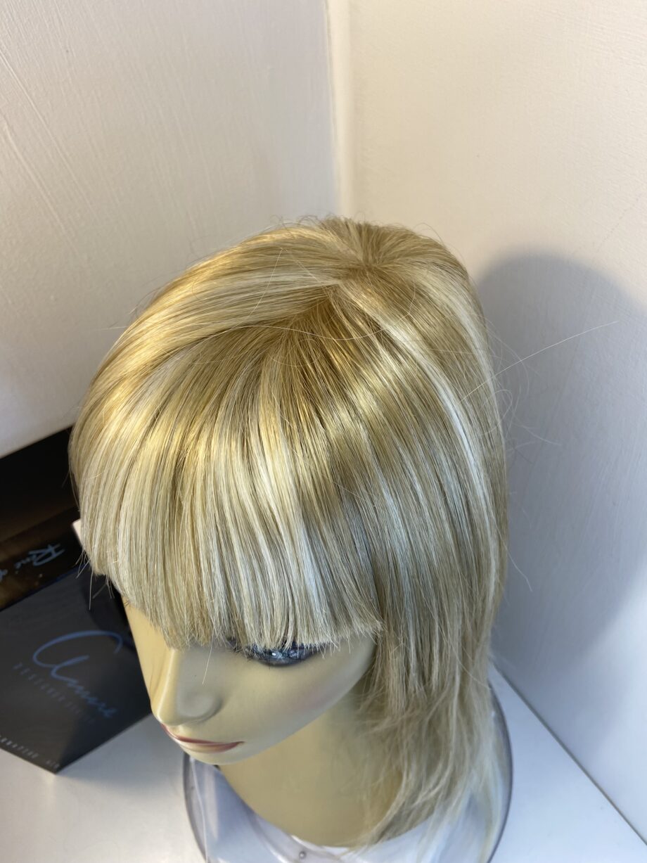 New creamy blonde long wig.  Bblls803