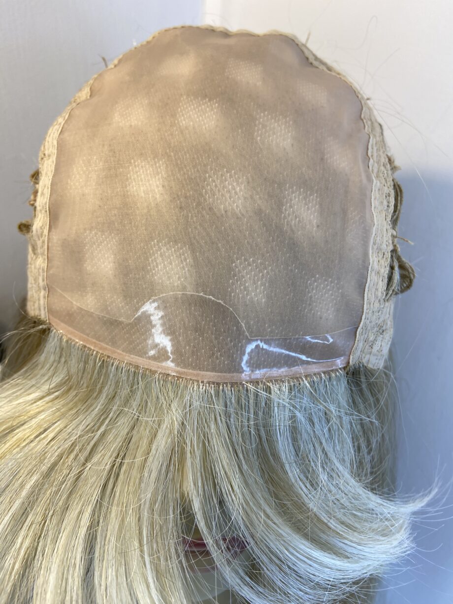 New creamy blonde long wig.  Bblls803