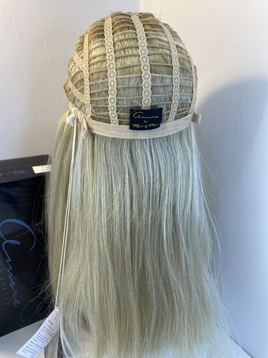 New creamy blonde long wig.  Bblls803