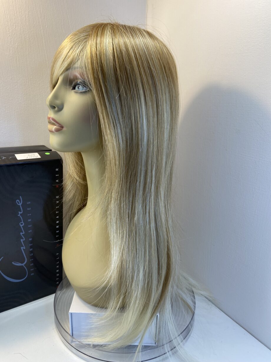 Stunning long blonde new wig. Bblls805