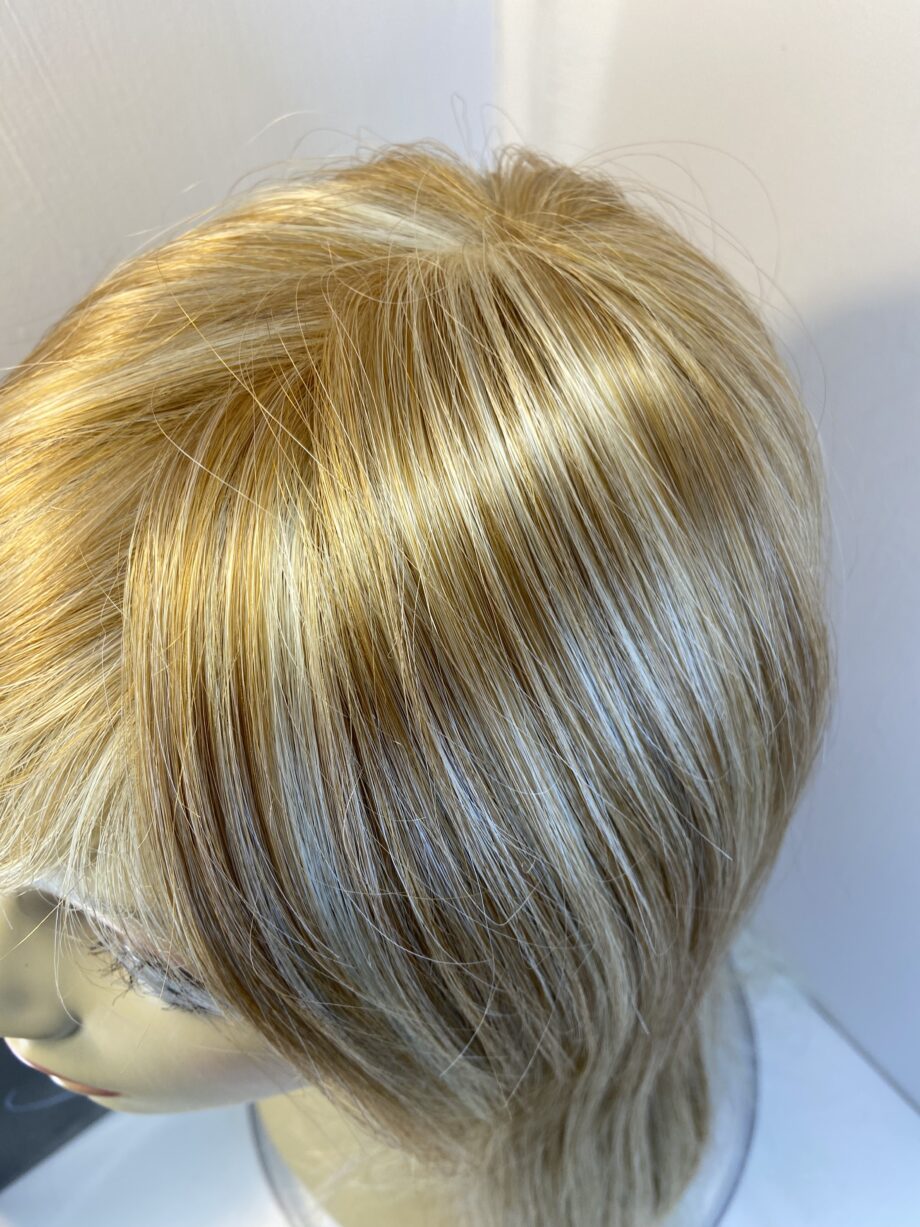 Stunning long blonde new wig. Bblls805