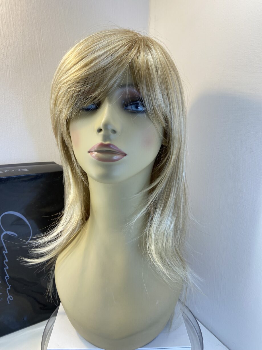 Superb long blonde wig. Bblls806