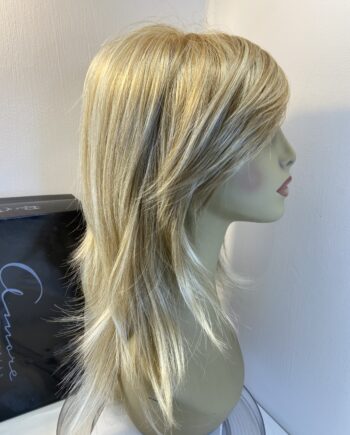 Superb long blonde wig. Bblls806