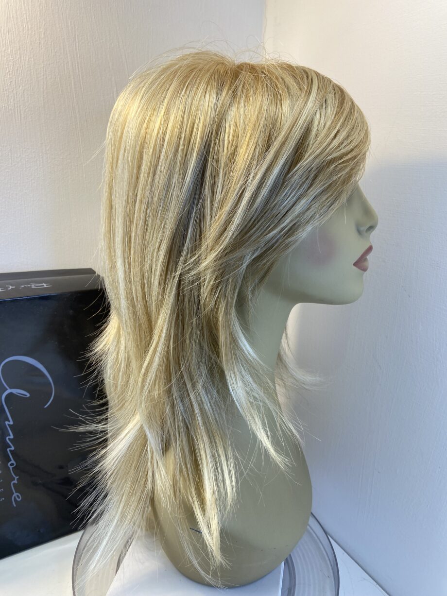 Superb long blonde wig. Bblls806
