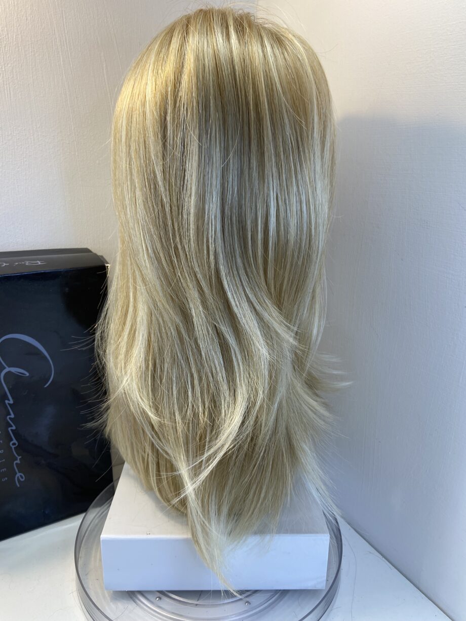 Superb long blonde wig. Bblls806