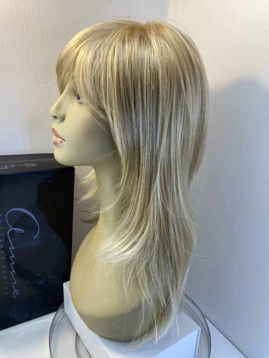 Superb long blonde wig. Bblls806