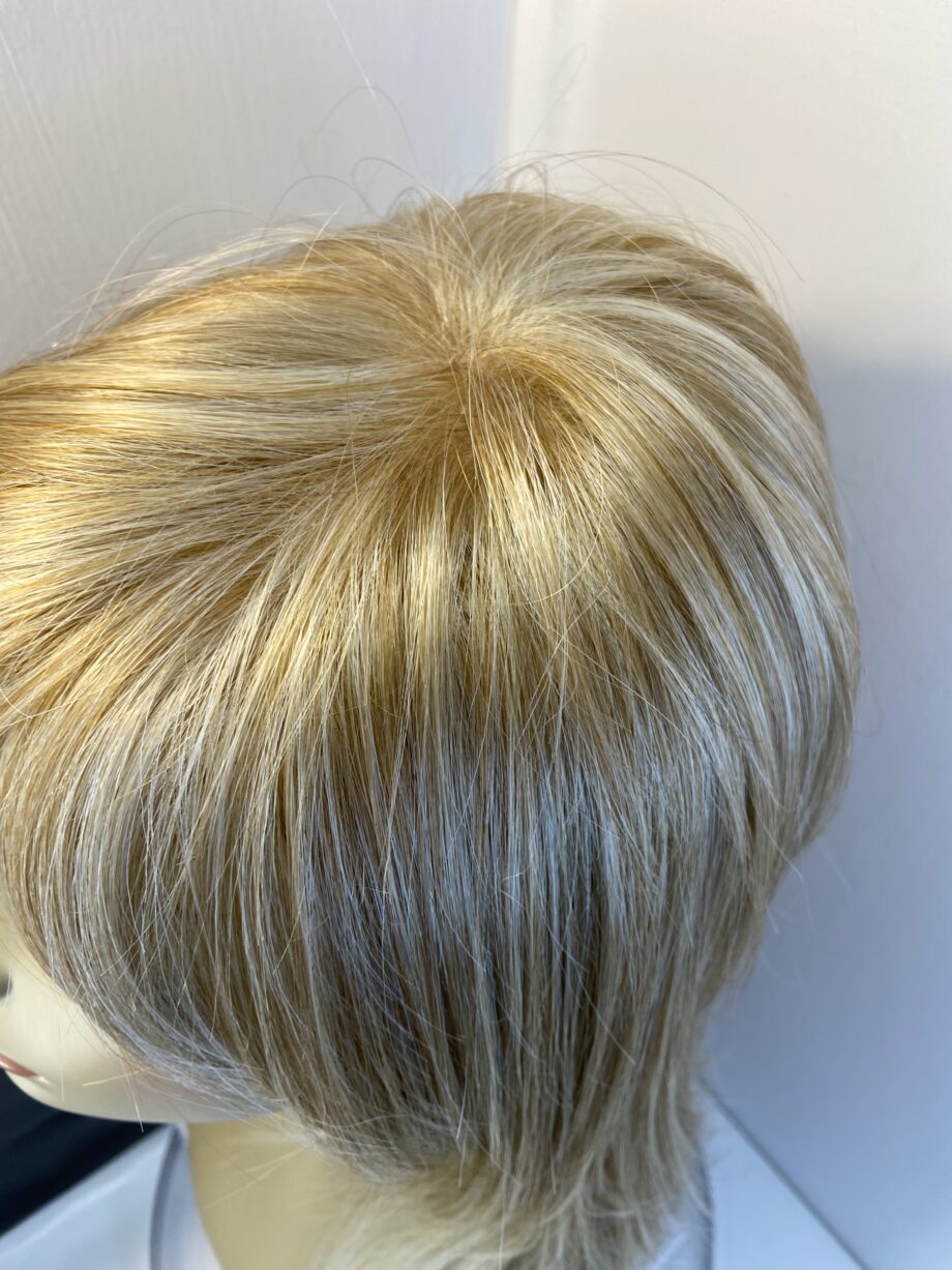 Superb long blonde wig. Bblls806