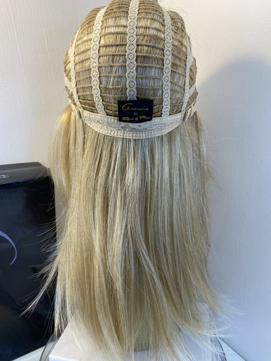 Superb long blonde wig. Bblls806