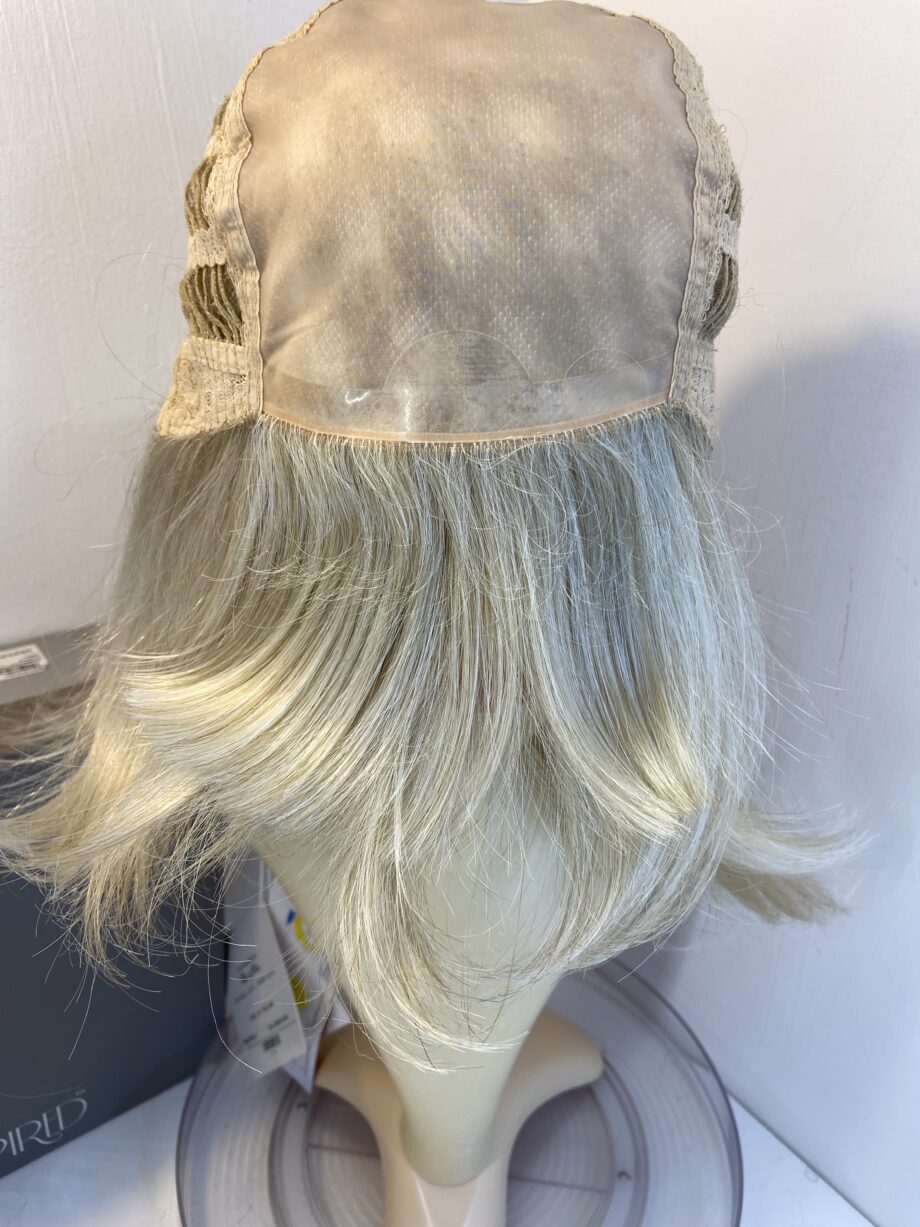 New Rene of Paris blonde wig. Bbllw808