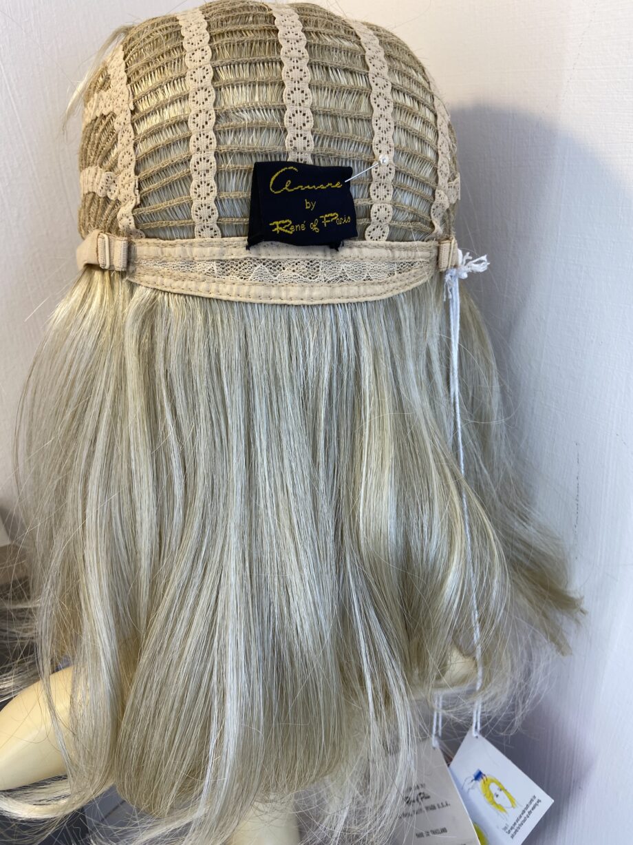 New Rene of Paris blonde wig. Bbllw808