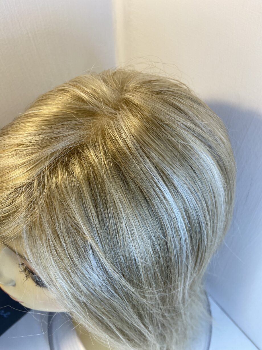 Noriko blonde long wig. Bblls810